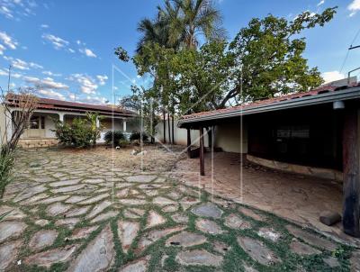 Casa para Venda, em Caldas Novas, bairro Estncia Itanhang, 3 dormitrios, 2 banheiros, 1 sute, 4 vagas